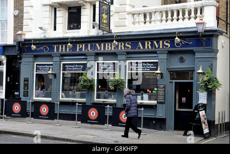 Une vue générale des armes de Plumbers à Lower Belgrave Street, Londres, où Lady Lucan a couru après avoir été sévèrement battue à sa maison voisine, la même nuit Lord Lucan a disparu et la nounou de famille Sandra Rivett a été trouvée morte, comme George Bingham, le seul fils de l'homologue disparu, A reçu un certificat de décès pour son père à la High court du centre de Londres. Banque D'Images