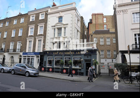 Une vue générale des armes de Plumbers à Lower Belgrave Street, Londres, où Lady Lucan a couru après avoir été sévèrement battue à sa maison voisine, la même nuit Lord Lucan a disparu et la nounou de famille Sandra Rivett a été trouvée morte, comme George Bingham, le seul fils de l'homologue disparu, A reçu un certificat de décès pour son père à la High court du centre de Londres. Banque D'Images