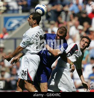 Tal Ben Haim de Bolton Wanderers (l) remporte un titre contre Duncan Ferguson d'Everton et Nicky Hunt, coéquipier. Banque D'Images