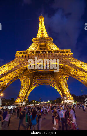 Les touristes sous la Tour Eiffel ( Tour Eiffel ) à Paris, France Banque D'Images