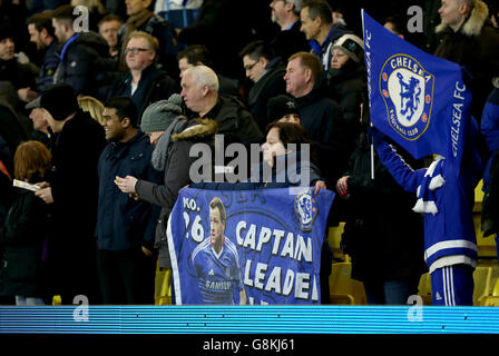 Les fans de Chelsea tiennent une bannière en soutien de John Terry dans les stands pendant la Barclays Premier League à Vicarage Road, Londres. Banque D'Images