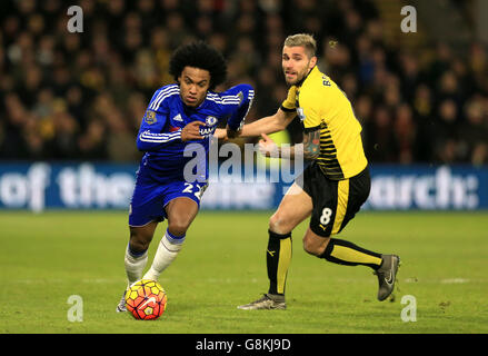 Willian de Chelsea (à gauche) et Valon Behrami de Watford se battent pour le ballon pendant la Barclays Premier League à Vicarage Road, Londres. Banque D'Images