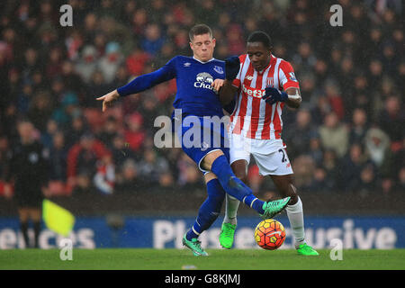 Giannelli Imbula de Stoke City (à droite) et Ross Barkley d'Everton se battent pour le ballon lors du match de la Barclays Premier League au stade Britannia, Stoke-on-Trent. Banque D'Images