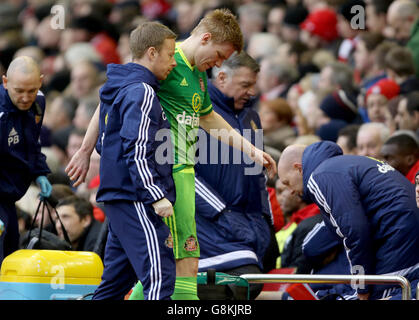 Duncan Watmore, de Sunderland, est blessé lors du match de la Barclays Premier League à Anfield, Liverpool. Banque D'Images