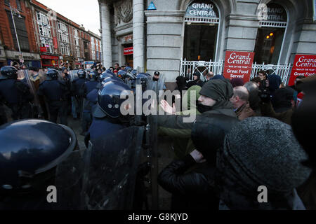 Des membres de l'unité de l'ordre public de Garda affrontent des manifestants anti-racisme sur la rue O'Connell à Dublin lors d'une contre-manifestation contre le lancement d'une branche irlandaise de Pegida, le mouvement d'extrême-droite en provenance d'Allemagne. Banque D'Images