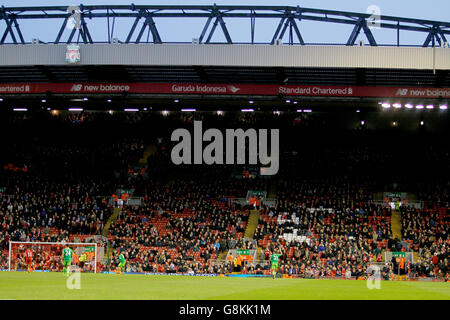 Le Kop End après que les fans marchent sur 77 minutes pour protester contre les prix des billets pendant le match de la Barclays Premier League à Anfield, Liverpool. Banque D'Images