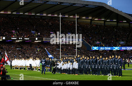 L'Écosse et l'Angleterre se sont alignés avant le match des six Nations RBS 2016 au stade BT Murrayfield, à Édimbourg. APPUYEZ SUR ASSOCIATION photo. Date de la photo: Samedi 6 février 2016. Voir l'histoire de PA RUGBYU Scotland. Le crédit photo devrait se lire comme suit : David Davies/PA Wire. RESTRICTIONS: , aucune utilisation commerciale sans autorisation préalable, veuillez contacter PA Images pour plus d'informations: Tel: +44 (0) 115 8447447. Banque D'Images