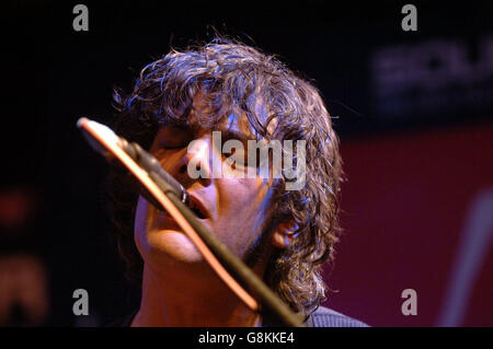 Black Rebel Motorcycle Club lors d'un concert en magasin et de la signature à Virgin Megastore, Oxford Street, centre de Londres mardi 23 août 2005, pour leur nouvel album 'Howl'. APPUYEZ SUR ASSOCIATION photo. Le crédit photo devrait se lire: Steve Parsons/PA. Banque D'Images