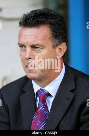 David O'Leary, directeur de la Villa Aston, observe son côté contre Portsmouth lors du match Barclays Premiership au parc Fratton, Portsmouth, le mardi 23 août 2005.APPUYEZ SUR ASSOCIATION photo.Le crédit photo devrait se lire: Nick Potts/PA. Banque D'Images