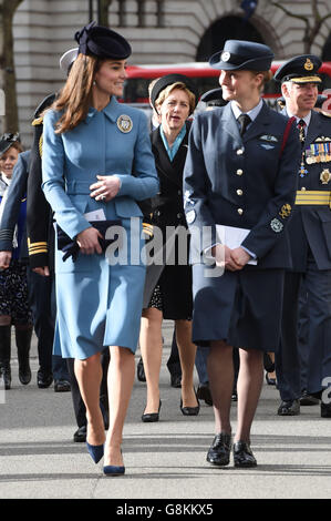 La duchesse de Cambridge (à gauche) se rend aux cours royales de justice de Londres pour une réception à l'occasion du 75e anniversaire de la RAF Air Cadets. Banque D'Images