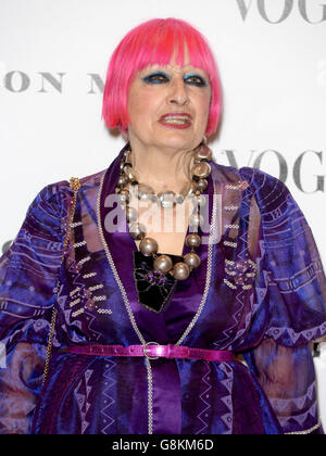 Zandra Rhodes participe à la soirée d'ouverture de l'exposition Vogue100: A Century of style au National Portrait Gallery de Londres. Banque D'Images