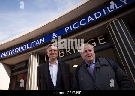 Le maire de Londres Boris Johnson (à droite) et le candidat conservateur de la mairie, Zac Goldsmith, se disputent devant la station de métro Uxbridge, alors que la course à la mairie monte avant le vote de mai. Banque D'Images