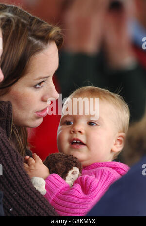 Holly Flintooff et sa maman Rachel sourient comme le père Andrew fait un siècle Banque D'Images