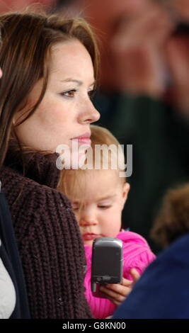 Holly Flintox joue avec le téléphone tandis que la maman Rachel regarde Andrew faire un siècle, sa première pour l'Angleterre contre l'Australie Banque D'Images