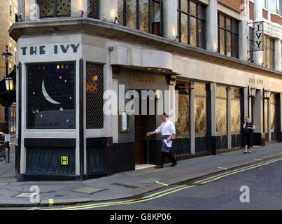 Une vue générale du restaurant Ivy dans le West End de Londres, le mardi 30 août 2005. Selon le guide des restaurants de la ville de Harden, chez Bruce, le restaurant préféré de la ville, a été usurpé par les célébrités. Voir l'histoire des PA dans les restaurants GRAND PUBLIC. APPUYEZ SUR ASSOCIATION photo. Le crédit photo devrait se lire: Matthew Fearn/PA Banque D'Images