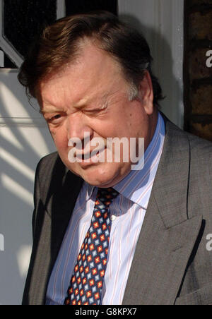 Le député conservateur Ken Clarke quitte son domicile à Londres, le mercredi 31 août 2005, après avoir déclaré hier soir qu'il se présentera dans la course pour remplacer Michael Howard comme chef du parti conservateur. L'ancien chancelier a déclaré qu'il était désespéré de ramener les conservateurs au pouvoir et qu'il était frustré que le parti ait été au pouvoir depuis si longtemps. Voir PA Story POLITIQUE Tories. APPUYEZ SUR ASSOCIATION photo. Le crédit photo devrait se lire comme suit : Fiona Hanson/PA Banque D'Images