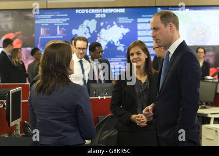 Le duc de Cambridge rencontre le personnel du centre d'intervention en cas de crise lors de sa visite au Bureau des affaires étrangères et du Commonwealth (FCO) à Londres. Banque D'Images