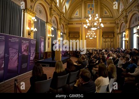 Le duc de Cambridge fait un discours lors de sa visite au Bureau des affaires étrangères et du Commonwealth (FCO) à Londres. Banque D'Images