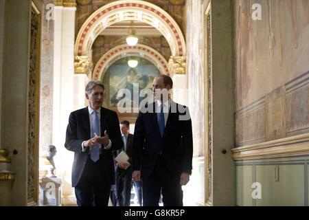 Le duc de Cambridge (à droite) marche avec le secrétaire aux Affaires étrangères Philip Hammond lors de sa visite au Bureau des Affaires étrangères et du Commonwealth (FCO) à Londres. Banque D'Images