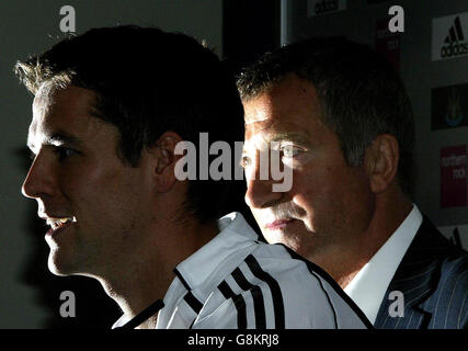 La nouvelle signature de Newcastle United Michael Owen (L) et le directeur Graham Souness parlent aux médias lors d'une conférence de presse à St James Park, Newcastle, le mercredi 31 août 2005. Voir PA Story FOOTBALL Newcastle. APPUYEZ SUR ASSOCIATION photo. Le crédit photo devrait se lire: Owen Humphreys/PA Banque D'Images