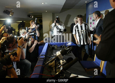 La nouvelle signature de Newcastle United Michael Owen arrive pour une conférence de presse à St James Park, Newcastle, le mercredi 31 août 2005. Voir PA Story FOOTBALL Newcastle. APPUYEZ SUR ASSOCIATION photo. Le crédit photo devrait se lire: Owen Humphreys/PA Banque D'Images