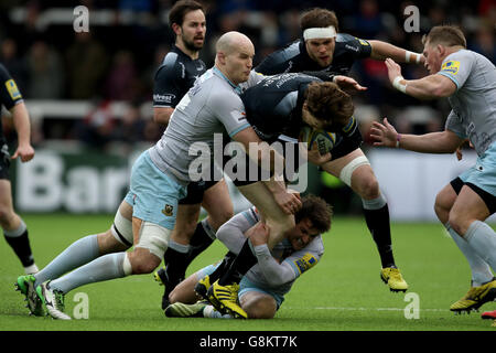 Simon Hammersley des Newcastle Falcons est attaqué par les Northampton Saints Sam Dickinson et Northampton Saints Lee Dickson lors du match Aviva Premiership à Kingston Park, Newcastle. Banque D'Images