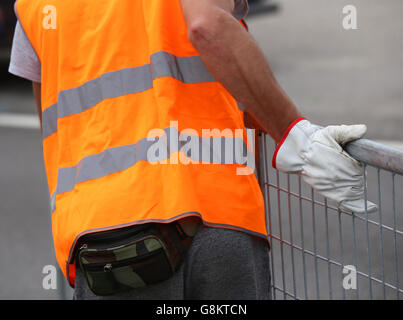 Avec des gants de travail obstacles fer se déplace après le concert événement Banque D'Images