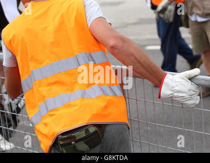 Avec des gants de travail du fer se déplace après l'événement sportif d'obstacles sur la route Banque D'Images