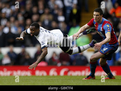 La Danny Rose de Tottenham Hotspur est affrontée par Martin Kelly, de Crystal Palace, lors de la coupe Emirates FA Cup, cinquième match à White Hart Lane, Londres. Banque D'Images