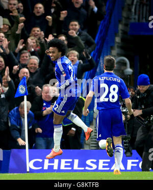 Willian de Chelsea (à gauche) célèbre le deuxième but de son côté du match lors de la coupe Emirates FA, cinquième match au Stamford Bridge, Londres. Banque D'Images