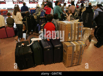 Un jeune passager dans la file d'attente du terminal 4 de l'aéroport d'Heathrow, British Airways ayant suspendu tous les formalités d'enregistrement pour ses vols à l'aéroport d'Heathrow après que certains membres du personnel ont cessé de travailler, en accord avec le personnel de restauration mis à sac par la compagnie Gate Gourmet, qui fournit de la nourriture aux vols BA. Banque D'Images