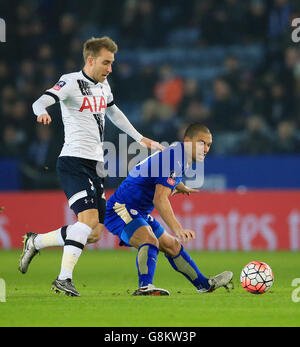 Christian Eriksen de Tottenham Hotspur (à gauche) et Gokhan Inler de Leicester City se battent pour le ballon lors de la Emirates FA Cup, troisième match au King Power Stadium, Leicester. Banque D'Images