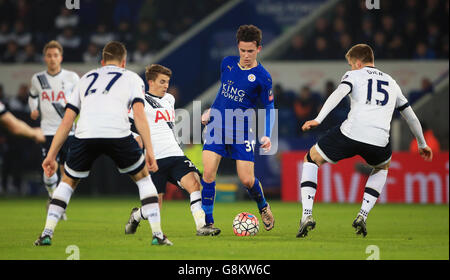 Ben Chilwell (au centre à droite) de Leicester City combat pour le ballon avec Tom Carroll (au centre à gauche) et Eric Dier (à droite) de Tottenham Hotspur lors de la coupe Emirates FA Cup, troisième match au King Power Stadium, Leicester. Banque D'Images