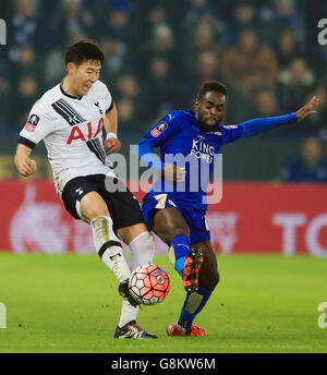 Tottenham Hotspur's son Heung-min (à gauche) et Nathan Dyer de Leicester City se battent pour le ballon lors de la Emirates FA Cup, troisième match au King Power Stadium, Leicester. Banque D'Images