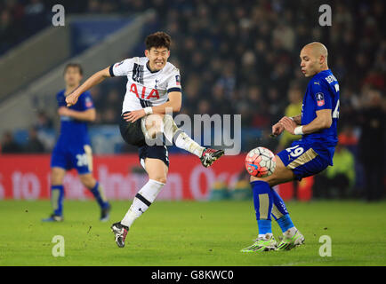 Tottenham Hotspur's son Heung-min (à gauche) et Yohan Benalouane de Leicester City se battent pour le ballon lors de la Emirates FA Cup, troisième match au King Power Stadium, Leicester. Banque D'Images