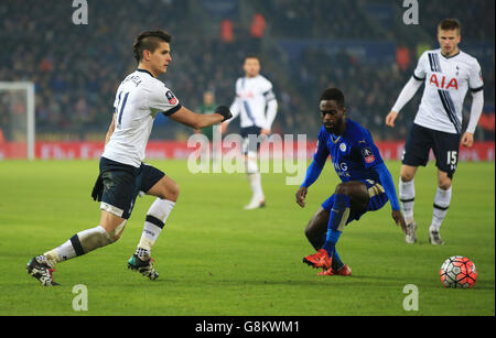 Erik Lamela (à gauche) de Tottenham Hotspur et Nathan Dyer de Leicester City se battent pour le ballon lors de la coupe Emirates FA, troisième match au King Power Stadium, Leicester. APPUYEZ SUR ASSOCIATION photo. Date de la photo: Mercredi 20 janvier 2016. Voir PA Story FOOTBALL Leicester. Le crédit photo devrait se lire comme suit : Nick Potts/PA Wire. Banque D'Images