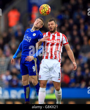 Jamie Vardy, de Leicester City (à gauche), et Erik Pieters, de Stoke City, se battent pour le ballon dans les airs lors du match de la Barclays Premier League au King Power Stadium, à Leicester. Banque D'Images