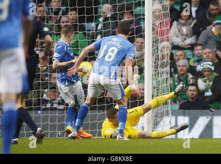 Celtic v St Johnstone - Ladbrokes Scottish Premiership - Celtic Park.Steven MacLean de St Johnstone (à gauche) marque le premier but de son côté lors du match de Ladbrokes Scottish Premiership au Celtic Park, Glasgow. Banque D'Images