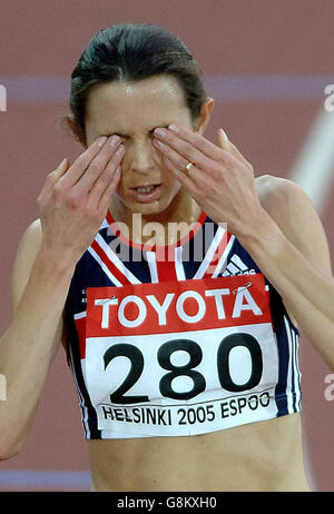 JO Pavey, en Grande-Bretagne, montre la tension après avoir terminé la dernière fois dans la finale de Womens 5000m. Banque D'Images