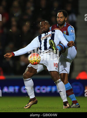 Victor Anichebe de West Bromwich Albion (à gauche) lutte pour le bal avec Joleon Lescott d'Aston Villa lors du match de la Barclays Premier League aux Hawthorns, West Bromwich. Banque D'Images