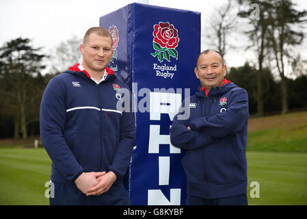 Le capitaine de la Nouvelle-Angleterre Dylan Hartley avec l'entraîneur-chef Eddie Jones (à droite) lors d'une conférence de presse à Pennyhill Park, Bagshot. Banque D'Images