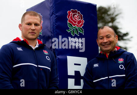 Le capitaine de la Nouvelle-Angleterre Dylan Hartley avec l'entraîneur-chef Eddie Jones (à droite) lors d'une conférence de presse à Pennyhill Park, Bagshot. Banque D'Images