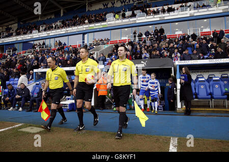 Les officiels du match, y compris l'arbitre Stephen Martin et les assistants Ronald Ganfield et Robert Massey-Ellis dirigent les équipes avant le jeu Banque D'Images