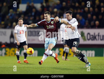 Sam Vokes de Burnley (à gauche) et George Thorne du comté de Derby se battent pour le ballon lors du match de championnat Sky Bet à Turf Moor, Burnley. Banque D'Images