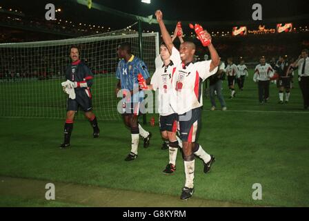 Les joueurs d'Angleterre (de gauche à droite) David Seaman, sol Campbell, Gary Neville et Ian Wright célèbrent leur victoire sur la Moldavie Banque D'Images