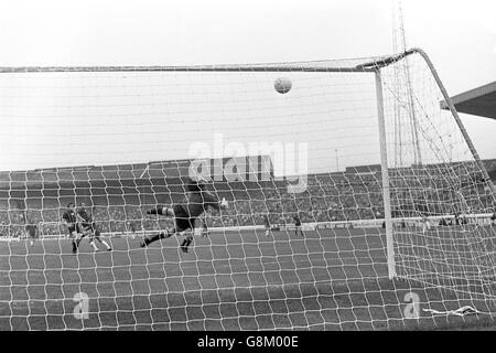 Football - football League Division One - Chelsea / Manchester City - Stamford Bridge.Joe Corrigan, gardien de but de Manchester City, est battu par le but d'ouverture de Chelsea, marqué par Tommy Baldwin (quatrième l) Banque D'Images