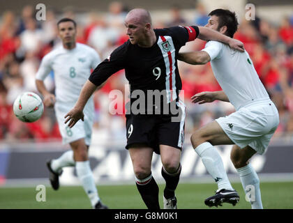 Le Wales John Hartson (L) détient Bostjan Cesar en Slovénie. Banque D'Images