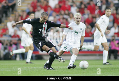 Football - International friendly - pays de Galles / Slovénie - le nouveau stade. Carl Fletcher au pays de Galles et Jalen Pokorn en Slovénie Banque D'Images