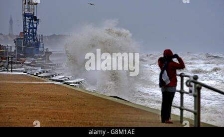 Les vagues se sont écracées sur le mur de la mer à Blackpool, alors que Storm Gertrude balaie le pays avec des vents de plus de 90 km/h, laissant des milliers de maisons sans électricité, des bâtiments endommagés et des transports perturbés. Banque D'Images