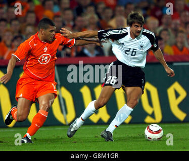 Football - International friendly - Hollande / Allemagne - Kuip Stadium.L'Allemand Sebastian Deisler tient le défi de Wilfred Bouma aux pays-Bas Banque D'Images